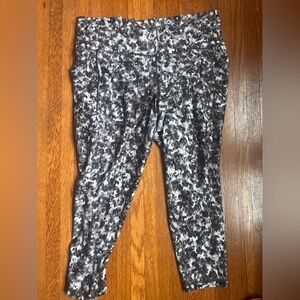 Athleta xl salutation stash 7/8 Black and Gray leggings